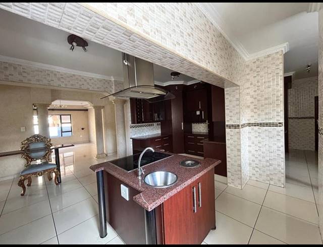 5 BEDROOM HOUSE FOR SALE IN HELDERWYK